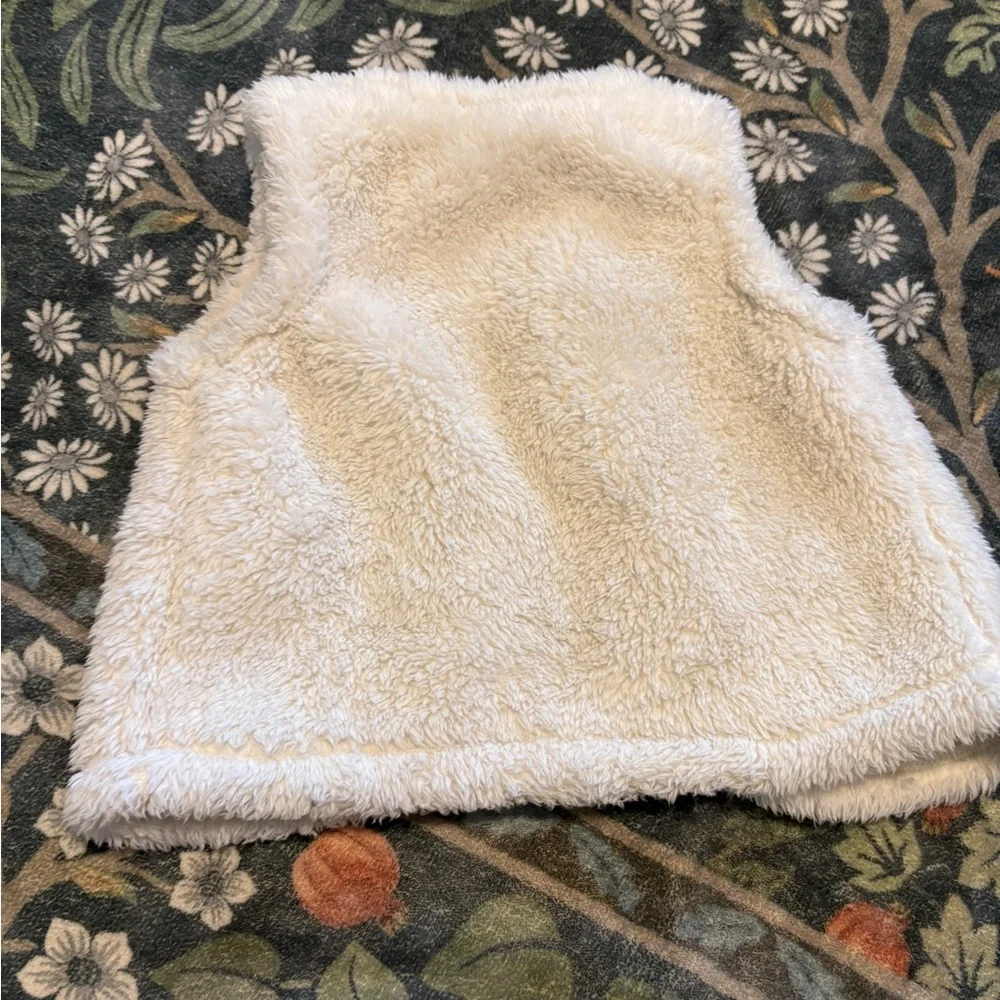 Carter’s Baby Girl 9M Faux Shearling White Cream Vest Winter Warm Layer Cute